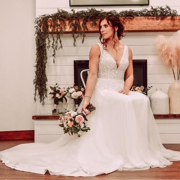 Wedding dress - Picture 2 of 3